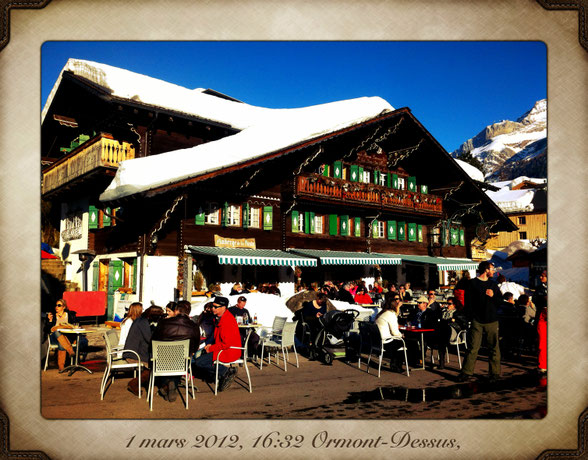 L’auberge et sa terrasse ensoleillée sur une photo de 2012